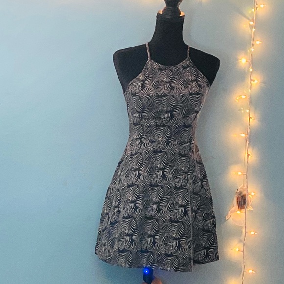 Halter top Dress - Picture 2 of 6